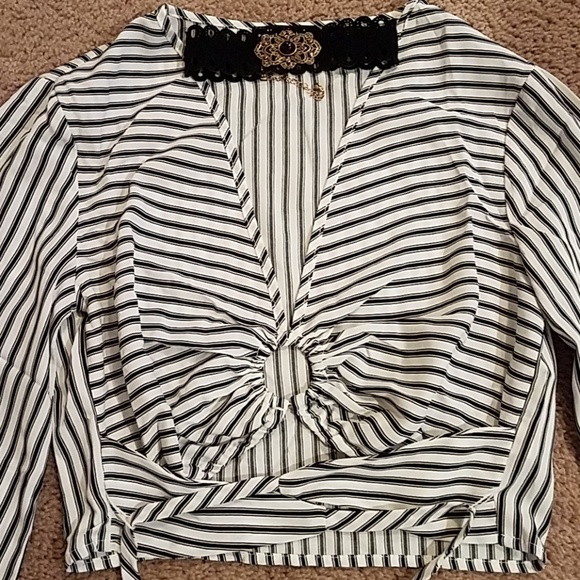 White and Black Top - Picture 3 of 6